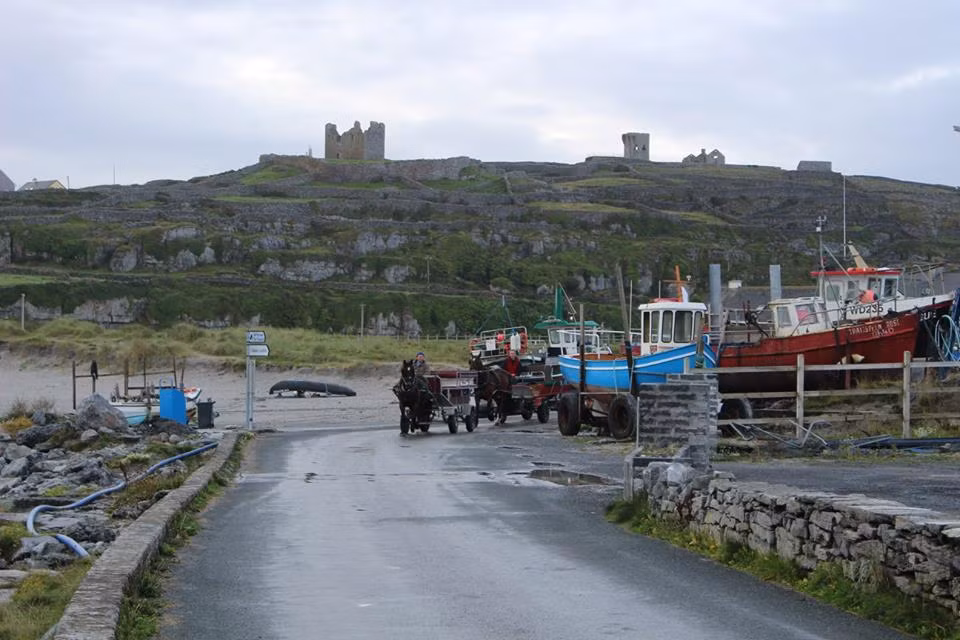 Đảo Inisheer còn có tên gọi khác là Inis Oirr. Khi đặt chân đến nơi đây, bạn sẽ cảm thấy mọi căng thẳng, mệt mỏi dường như biến mất bởi khung cảnh yên bình và thơ mộng.