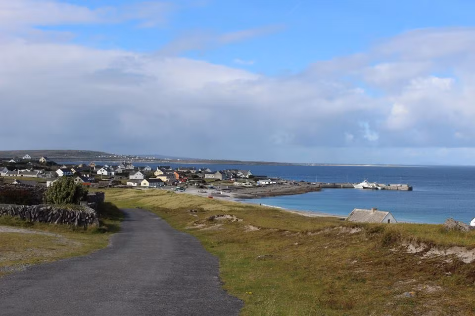 Đến đây, bạn có thể đi bộ hoặc thuê xe đạp, hoặc cưỡi ngựa để thăm quan khung cảnh trên đảo.