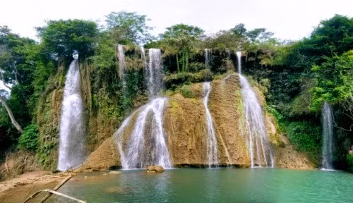 Thác Dải Yếm (hay thác Nàng, thác Bản Vặt) thuộc xã Mường Sang, huyện Mộc Châu, tỉnh Sơn La. Có cái tên dịu dàng như vậy bởi nhìn từ xa, thác như một ''dải yếm'' hững hờ nối trời và đất. Ảnh: Hanhtrinhviet.net.