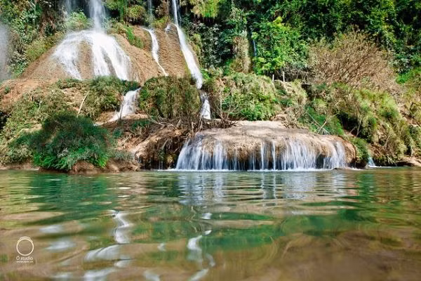 Thác Dải Yếm đẹp nhất vào tháng 4 đến tháng 10 hàng năm, bởi lúc này lượng nước đổ về nhiều, toàn bộ thác rộng 70m là một màn nước trắng xóa, vừa hùng vĩ vừa thơ mộng. Ảnh: Easyviettreval.