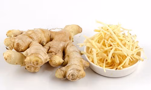 5. Gừng. Gừng thúc đẩy tuần hoàn máu và có thể giúp chống lạnh cho các đầu ngón chân. Nó có chứa các hợp chất như gingerols và zingerone làm ấm cơ thể. Thêm vào đó, gừng có thể làm giảm nguy cơ đông máu.