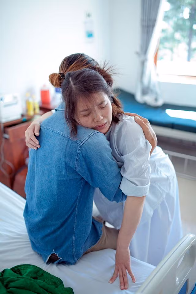 Đến khi công chúa nhỏ chào đời, ông bố Phạm Văn Khoa vẫn tận tay thay vợ pha sữa, ru con hay thay bỉm cho bé.