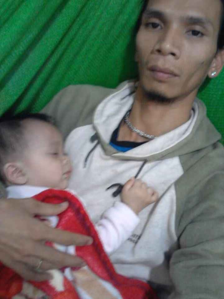 Hình ảnh ngọt ngào của ông bố Phạm Văn Khoa và con gái.