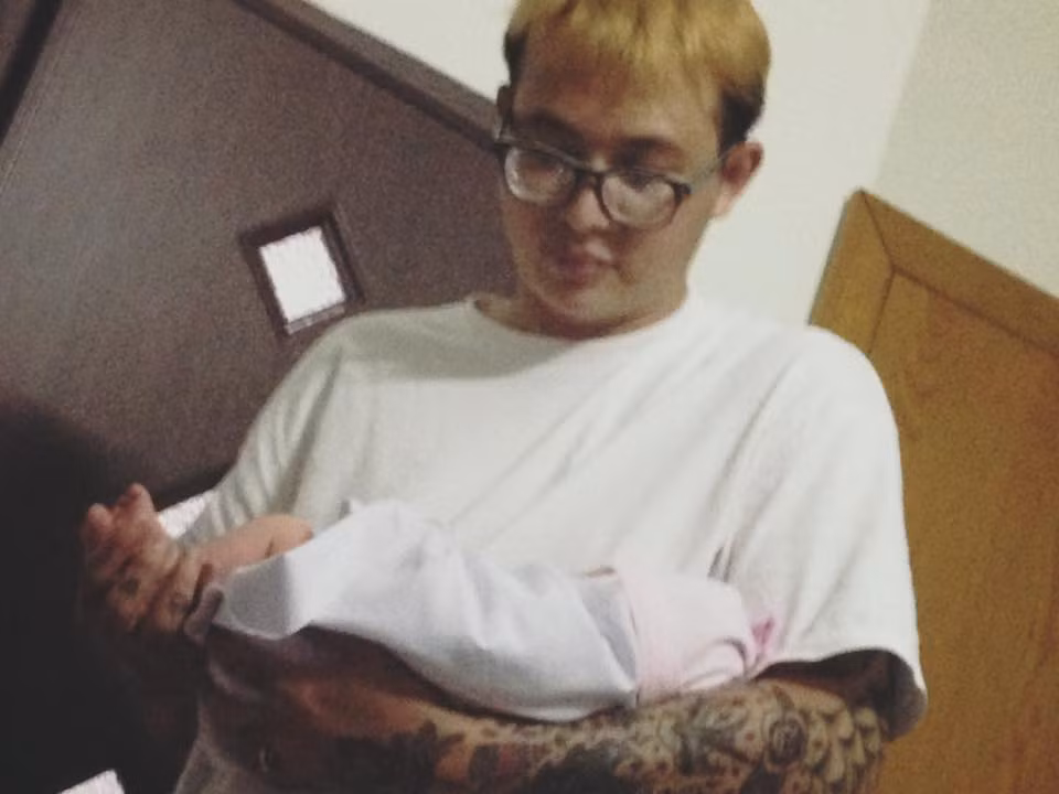 Cuối tháng 6 vừa qua, ông bố trẻ đã chào đón công chúa đầu tiên của mình. Đây cũng là thời điểm, ông bố trẻ trở nên vất vả và tất bật hơn với công việc chăm sóc con cùng vợ.