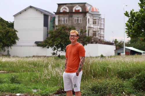 Chia sẻ trên trang cá nhân của mình, ông bố Ngọc Tú tâm sự với con bằng những lời yêu thương ngọt ngào: “Ba vốn sợ rằng sẽ không dám ôm con. Vì sợ cái tính vụng về mà đánh rơi. Nhưng ba đã lầm. Cái khoảnh khắc nâng niu báu vật nhỏ bé mong manh của ba vào lòng, ba biết rằng...”