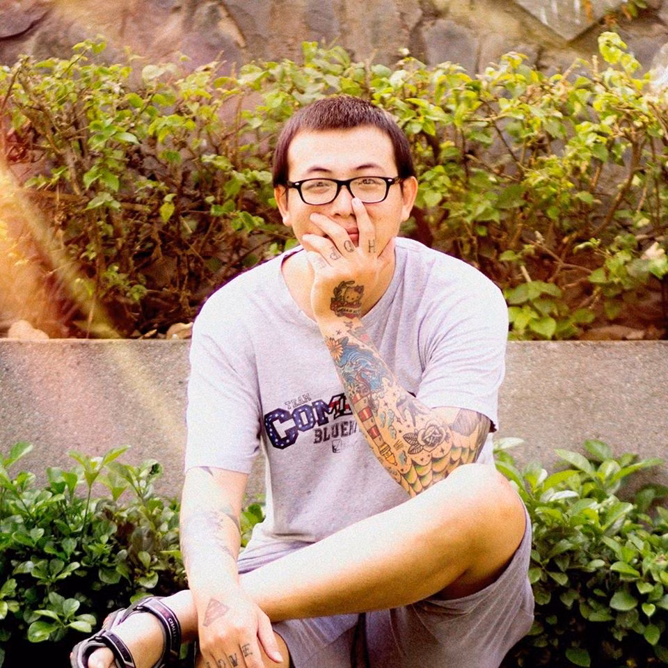 Ông bố Nguyễn Ngọc Tú (27 tuổi, TP Hồ Chí Minh) cũng gây xôn xao cư dân mạng bằng bộ ảnh vẽ trên bụng vợ “Ba kể con nghe”.