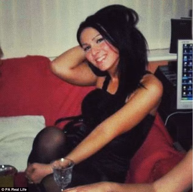 Sara đã được khuyến cáo về việc có thể mù vĩnh viễn trước khi xăm nhưng không ngờ nó nguy hiểm đến vậy. “Cảm giác khi tiêm mực vào rất lạ. Tôi cảm thấy nhãn cầu lạnh toát.