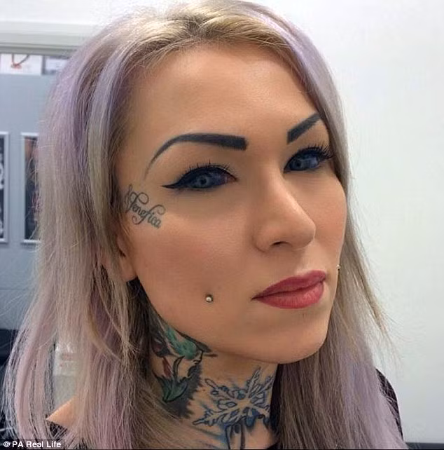 Cô thực hiện thủ tục này tại một mỹ viện, tiêm màu mực trực tiếp vào màng cứng để thay màu mắt từ trắng sang màu bạc.