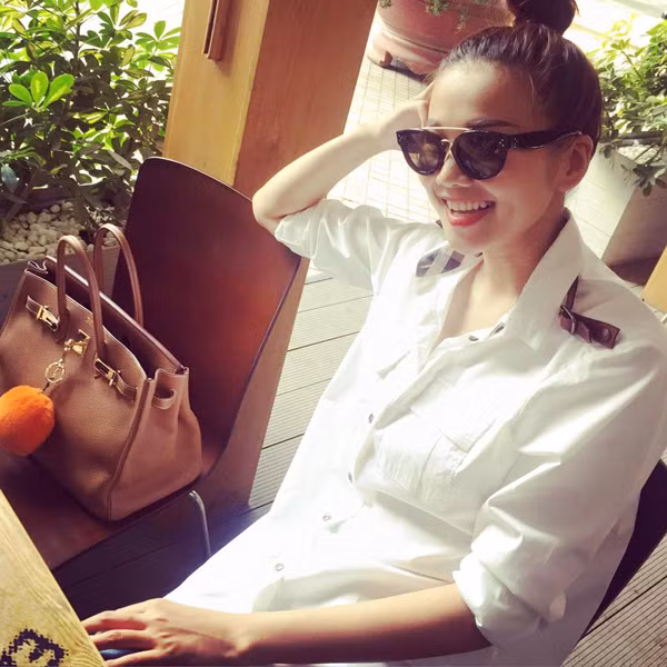 Sơ mi trắng - món trang phục đơn giản nhưng lại mang hiệu quả thẩm mỹ cao. Để tạo thêm điểm nhấn cho bộ trang phục đơn giản, Thanh Hằng lựa chọn túi Hermes màu nâu sữa hài hoà cùng chi tiết cầu vai thiết kế trên chất liệu da nâu. Ảnh: thegioituida.com.