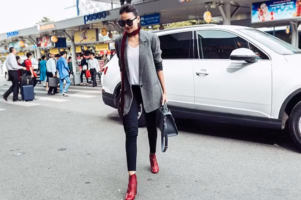 Mới đây nhất, Thanh Hằng xuất hiện ở Tân Bay Tân Sơn Nhất. Cô đã khiến rất nhiều người choáng ngợp trước phong thái “sang chảnh” và gu thời trang sành điệu. Siêu mẫu khoe túi xách Dior và đồng hồ Chanel có tổng giá trị lên đến gần 400 triệu đồng. Ảnh: saostar.vn.