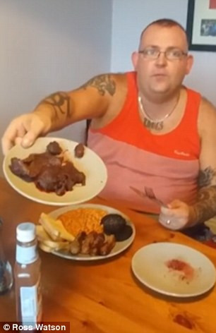 Trong đoạn clip kèm những bức ảnh, anh Ross đã ăn nhau thai sống và nấu chín ăn cùng bánh mì và xúc xích để so sánh hương vị.