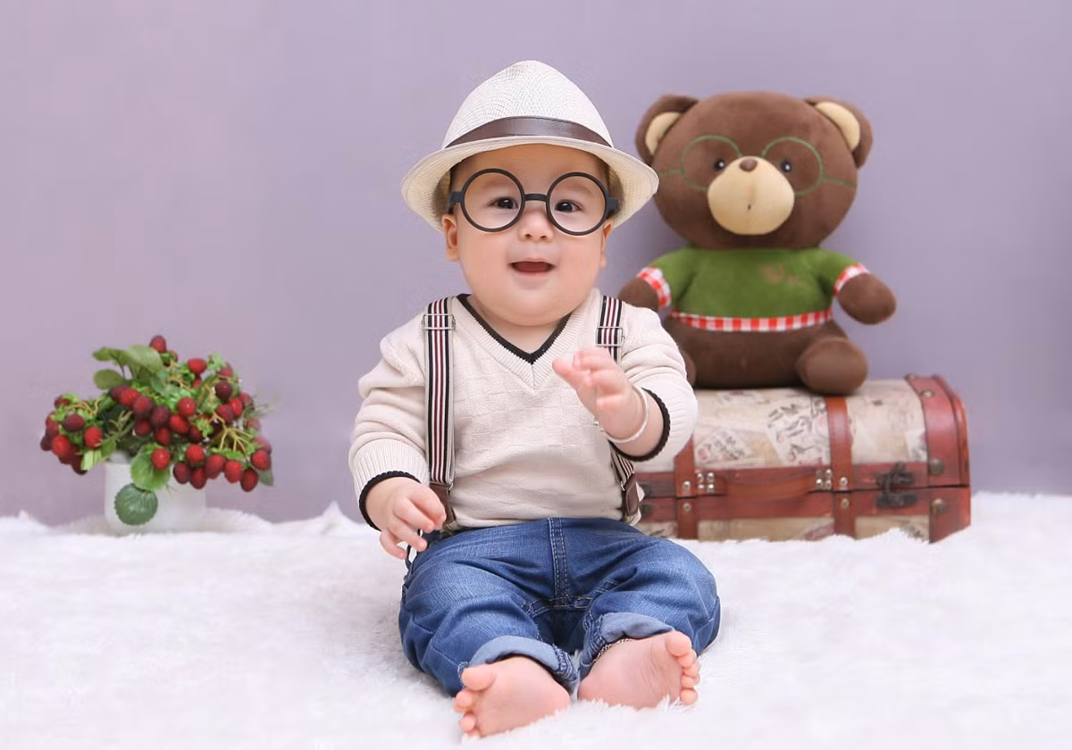 Tháng thứ 4: Lúc này, mọi đặc điểm của bé yêu đã rõ ràng và đều rất tuyệt vời trong mắt mẹ. Mẹ hãy bắt những đặc điểm này, chụp từng bộ phận của bé như: khuôn miệng đang cười, bàn tay nhỏ nhắn hay hàng lông mi cong vút...