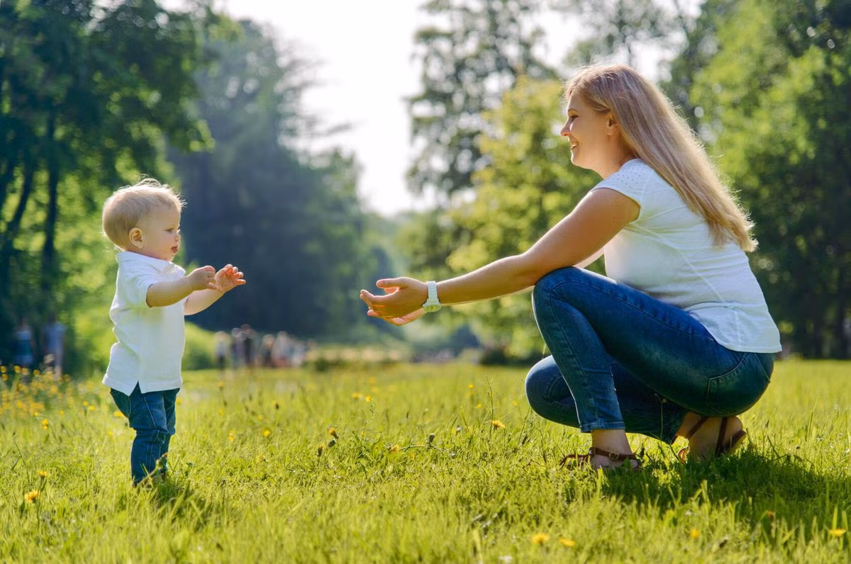 Tháng thứ 10: Bé bắt đầu chập chững những bước đi dưới sự dìu dắt của người thân. Tại sao không chụp một bức ảnh bạn đang dìu dắt những bước đi đầu tiên của con yêu nhỉ?