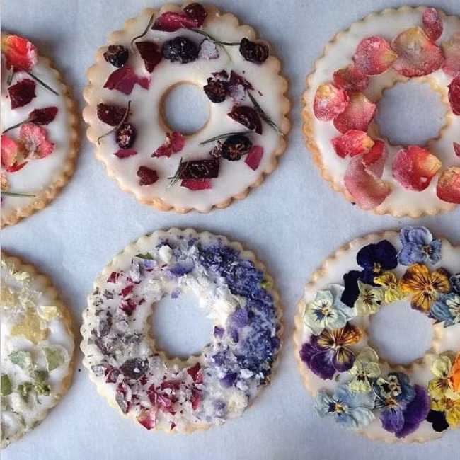 Thời gian nghỉ trưa của người Pháp rất dài. Điều này cho phép bạn ăn chậm rãi và thức ăn được tiêu hóa kỹ càng hơn. Đối với người Pháp, bữa ăn là thời điểm đặc biệt mà bạn chia sẻ niềm vui vì thế mà họ ăn uống rất thoải mái. Chính không khí này giúp dạ dày tiêu làm việc hiệu quả.