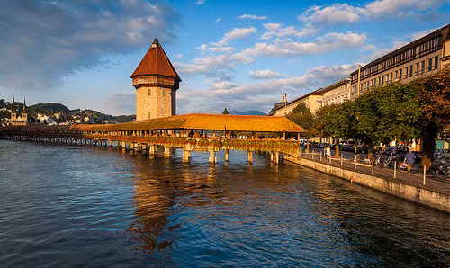 Cầu gỗ Chapel được thiết kế và xây dựng vào năm 1333 nhằm bảo vệ thành phố Lucerne chống lại các cuộc tấn công.