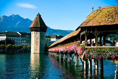 Nhiều bức tranh và bộ phận chính của cây cầu bị hủy hoại trong một trận hỏa hoạn năm 1993.