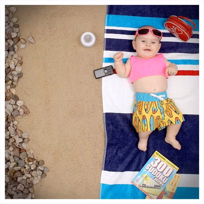 Tháng 8 là tháng ăn chơi trong kỳ nghỉ. Bé tận hưởng cát trắng biển xanh và cái nắng mùa hè thỏa thích.