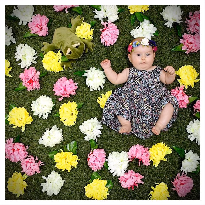 Tháng 4 chuẩn bị bước vào mùa hè, bé cũng được ăn diện mát mẻ và màu sắc hơn trên ảnh lịch.