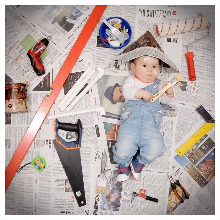 Tháng 3 đã có tia nắng len qua khe cửa, mọi người bắt đầu ra ngoài làm việc. Bé cũng vậy, mơ ước sau này trở thành một thợ nề giỏi.