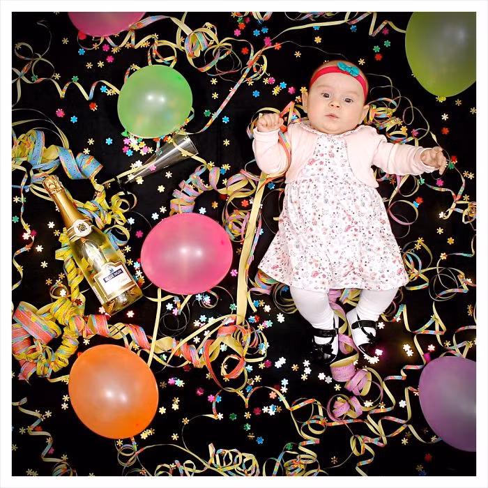 Mới đây, anh tung bộ ảnh chụp con gái yêu theo chủ đề từng tháng trong năm lên blog cá nhân. Biểu cảm của cô bé cùng sự sắp đặt khéo léo của người cha nhiếp ảnh mà bộ lịch năm mới nhận được nhiều lời khen ngợi. Trong ảnh là chủ đề tháng 1, khi mà bé đang say trong những lễ hội chào đón xuân.