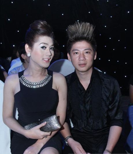 Khanh Chi Lâm xuất hiện với khuôn mặt trắng bệch cùng đôi mắt xanh. Hơn nữa, cô trát phấn quá dày lên mặt khiến khuôn mặt cô trở nên cứng đờ như tượng. Ảnh: Dân Việt.