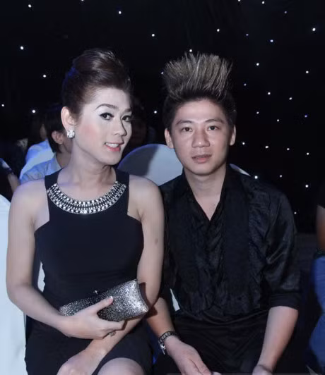 Khanh Chi Lâm xuất hiện với khuôn mặt trắng bệch cùng đôi mắt xanh. Hơn nữa, cô trát phấn quá dày lên mặt khiến khuôn mặt cô trở nên cứng đờ như tượng. Ảnh: Dân Việt.