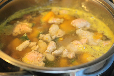 Công thức nấu canh ếch bí ngô: ếch 250g, bí đỏ 500g, tỏi 60g, hành 15g. Ếch lột da, bỏ ruột, rửa sạch, thái miếng; tỏi bóc vỏ ngoài; bí đỏ rửa sạch. Tất cả cho vào nồi, nước vừa đủ, đun to lửa tới sôi, rồi đun nhỏ lửa hầm 30 phút, cho hành, gia vị là được. Ăn kèm trong bữa ăn.