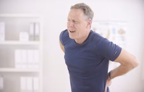 Cà pháo có tác dụng điều trị bệnh trĩ ở thể nhẹ hiệu quả. Bạn dùng lá cà pháo đốt trên gạch hoặc ngói sạch, nghiền thành bột, mỗi lần 6g, ngày 2 lần, uống với nước cháo gạo, ngày ăn 1 lần, 10 ngày 1 liệu trình. Ảnh: benhtri.vn.