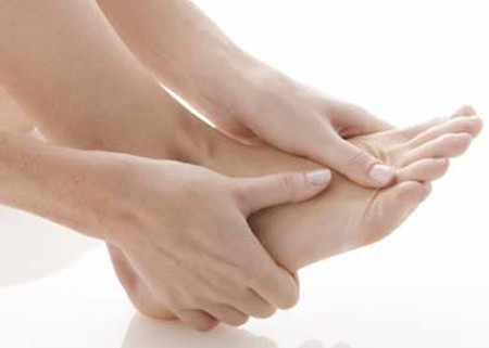 Những người bị chân tay nứt nẻ có thể dùng rễ hoặc cả cây cà pháo khô nấu nước ngâm rửa chân hàng ngày rất hiệu nghiệm. Ảnh: xaluan.com.