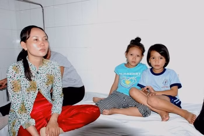 Tại Việt Nam, năm 2014, 3 học sinh tại trường Tiểu học Lê Hồng Phong (Tây Ninh) cũng bất tỉnh khi nuốt hạt nhựa nở. Năm 2007, 26 học sinh và giáo viên của Trường THCS Quảng Phong (Thanh Hóa) cũng đã nhập viện cấp cứu vì hít phải khí từ hạt nhựa. Ảnh: Thoibao.