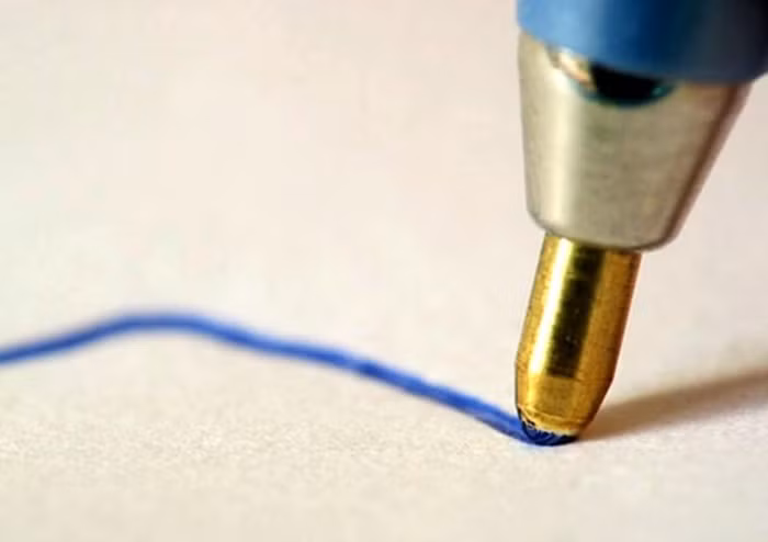 Dùng vật nhọn trêu chọc bạn. Tình trạng này xảy ra rất thường xuyên. Những đứa trẻ không thể nào lường hết được hậu quả với những trò nghịch dại mà chúng gây ra như dùng bút hoặc thước để trêu chọc bạn. Ảnh: Khoinguyen.