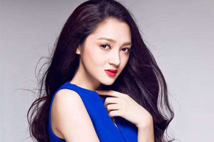 Bảo Anh tuân thủ đẩy đủ ba bước làm sạch da đó là tẩy trang 2 lần mỗi ngày, rửa mặt đều đặn 2 lần mỗi ngày và tẩy tế bào chết 1 lần trong tuần. Ảnh: Zing.vn.