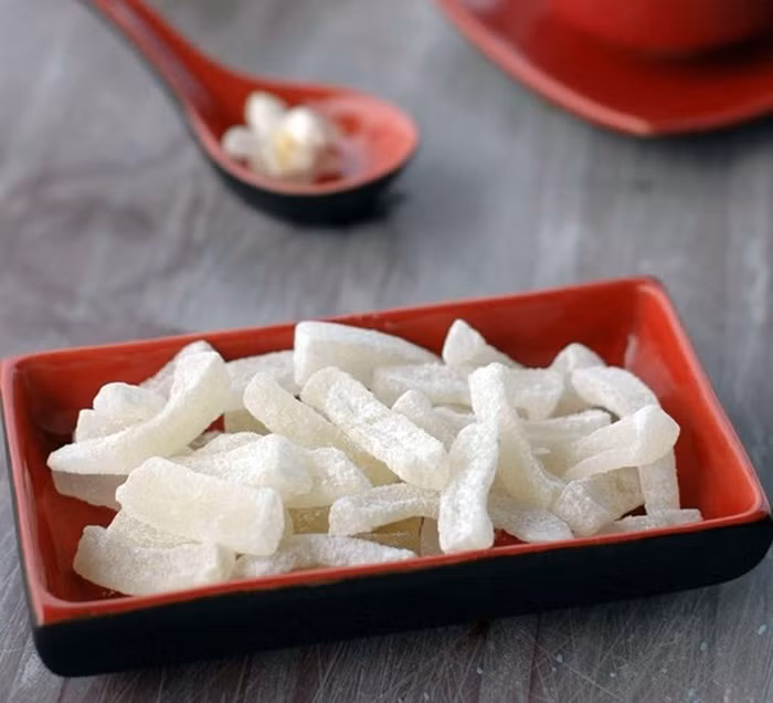 Mứt bí có vị ngọt, tính mát vì thế có thể dùng nó như một vị thuốc chữa viêm họng, rôm sảy và táo bón. Ảnh: Khoe24h.