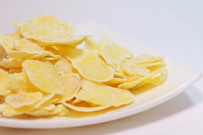 Mứt gừng. Có vị ngọt cay tính ấm, rất tốt cho những người tỳ vị hư càn, đau bụng tiêu chảy. Mỗi ngày nên ăn khoảng 10-15g mứt này. Tuy nhiên, nên hạn chế với những người nóng nhiệt phụ nữ có thai. Ảnh: Monngonmoingay.