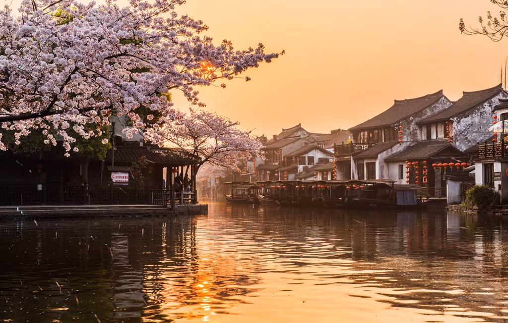 Tây Đường cổ trấn có hàng nghìn nhà, miếu cổ độc đáo, rêu phong giữa không gian bình yên. Đây là một điểm tham quan vô cùng nổi tiếng ở tỉnh Chiết Giang, Trung Quốc.