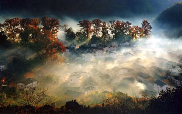 Vụ Nguyên cổ trấn là một địa danh nhỏ rất khó tìm trên bản đồ tỉnh Giang Tây, nhưng lại là nơi thu hút vô vàn nhiếp ảnh gia nổi tiếng. Vào những buổi sớm khi sương vẫn còn chưa tan và ánh nắng đầu tiên hé rạng, cả Vụ Nguyên chìm trong vẻ đẹp sương khói ảo ảnh lộng lẫy.