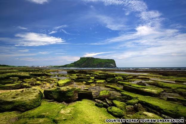 1. Seongsan Sunrise Peak: Được hình thành từ một miệng núi lửa phun trào 5000 năm trước trên đảo Jeju, đây là di sản thế giới được Unessco công nhận với nhiều loài động thực vật quý hiếm và là cảnh đẹp ít được biết đến ở Hàn Quốc.