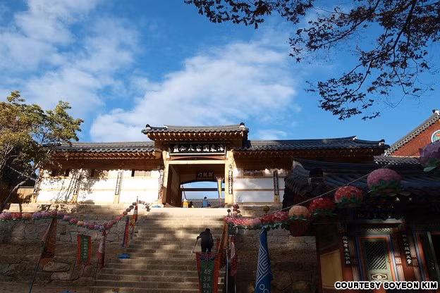  4. Đền Haeinsa, Hapcheon: Ngôi đền có bức tượng Phật bằng gỗ lâu đời nhất tại Hàn Quốc, được UNESCO công nhận là di sản thế giới.