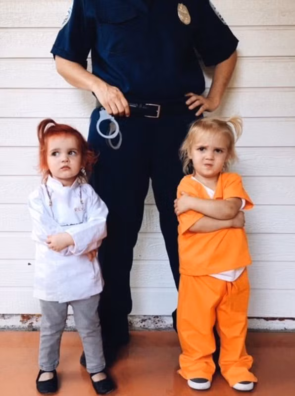 Để có được những trang phục cho các bức ảnh, bà mẹ Katie đã phải dày công chuẩn bị mất 1 tháng. 