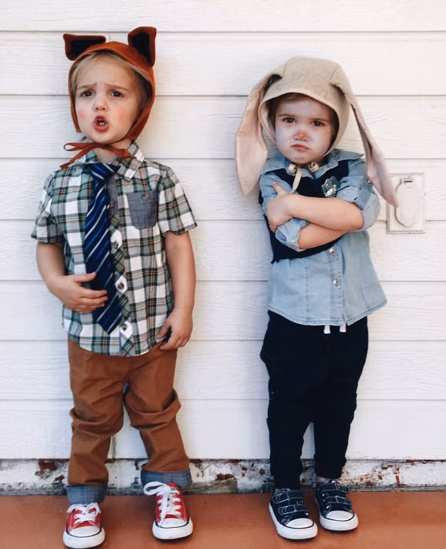 Đôi lúc người mẹ rất dí dỏm, biến cặp song sinh của mình thành những chú thỏ vô cùng đáng yêu.