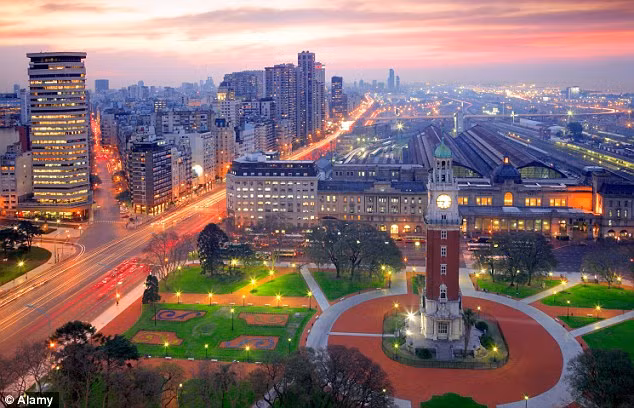 Argentina trở thành quốc gia đầu tiên ở châu Mỹ Latinh hợp pháp hóa hôn nhân đồng tính. Năm 2010, một đạo luật đã được thông qua cho phép các cặp đồng tính nhận con nuôi.