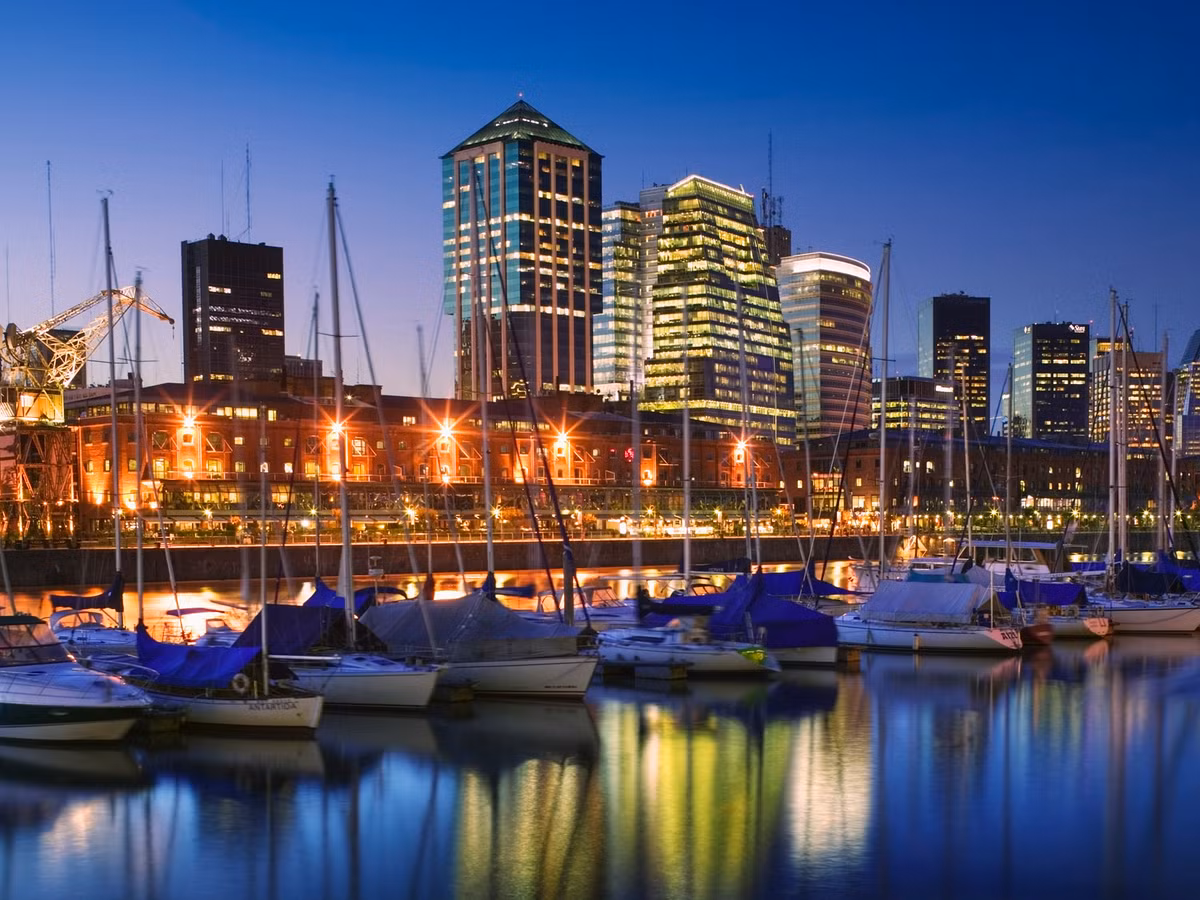 Thủ đô Buenos Aires nổi tiếng với cuộc sống về đêm cùng với những khu mua sắm sang để du khách LGBT khám phá.