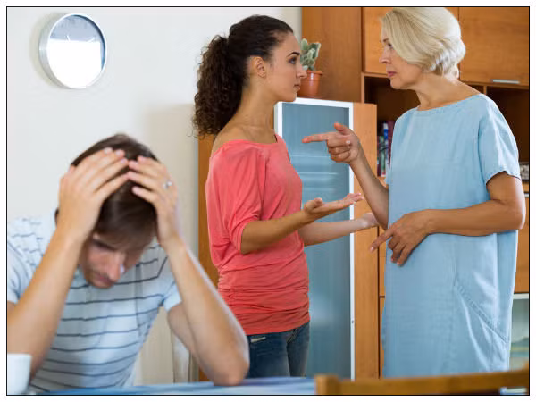 Nên nghe theo lời mẹ hay nghe vợ? Đó là câu hỏi mà bất cứ người đàn ông nào cũng phải "đau đầu" để tìm ra câu trả lời. Những xung đột, mâu thuẫn giữa mẹ chồng nàng dâu xảy ra và người đàn ông ở giữa không biết phải nghiêng về ai. Ảnh: Boldsky.