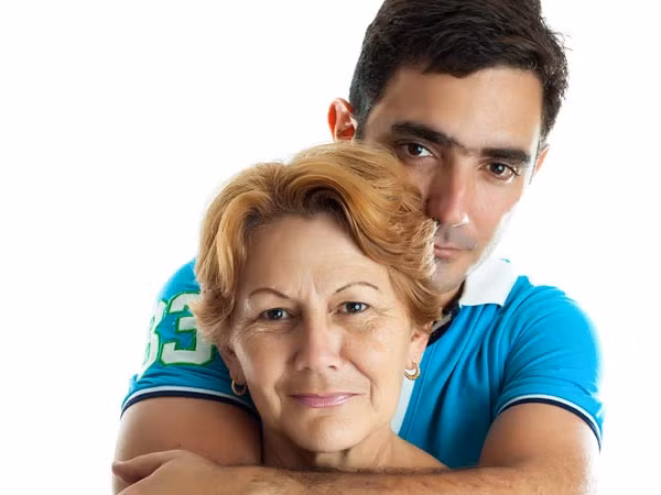 Với người đàn ông, mẹ và vợ là 2 người phụ nữ quan trọng nhất trong cuộc đời họ. Người ta nói rằng, con trai thường nghe lời mẹ, do đó chẳng có gì lạ khi người đàn ông của bạn nghe theo lời mẹ, đó là bản năng tự nhiên. Ảnh: Boldsky.