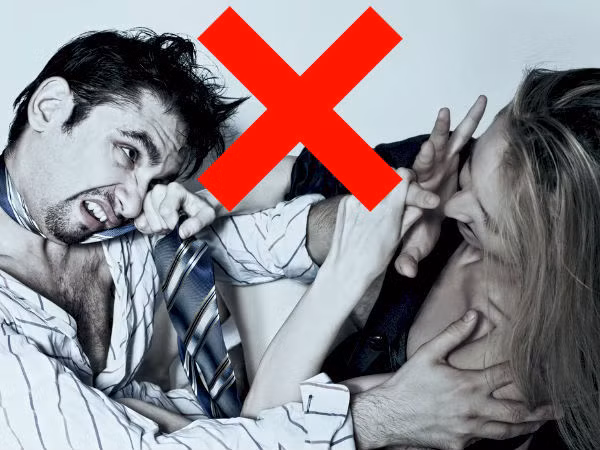 Nếu điều đó gây tổn thương đến mẹ của mình, người đàn ông phải có bổn phận bảo vệ mẹ mình bằng cách giải thích cho vợ mình hiểu và nhận lỗi. Trong trường hợp này cần tránh và tốt nhất là không nên dùng bạo lực. Ảnh: Boldsky.