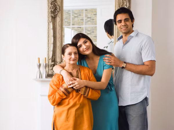 Điều tốt nhất một người đàn ông có thể làm là hòa giải, sắp xếp các vấn đề một cách ổn thỏa, tránh để xung đột, tranh cãi xảy ra. Đừng để xảy ra những tình huống tranh cãi, xung đột, điều này chỉ khiến người đàn ông phải khó xử vì không biết phải nghiêng về phía ai. Ảnh: Boldsky.