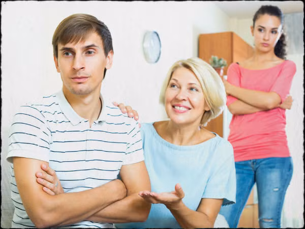 Thẳng thắn mà nói, tốt nhất người đàn ông không nên đứng về phía nào cả. Nếu có tranh cãi, xung đột xảy ra thật giữa mẹ và vợ của mình, thì họ cần phải kiểm soát tình hình và ngăn chặn các cuộc xung đột, cãi vã đó xảy ra. Thay vì làm đứa con ngoan hay người chồng tốt trong mắt mẹ và vợ của mình, người đàn ông cần phải xem xét tình hình một cách khách quan nhất. Ảnh: Boldsky