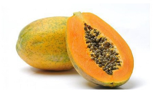 3. Đu đủ. Ngoài vị ngon ngọt, đu đủ cũng có tác dụng chữa bệnh tốt, giúp đẩy lùi nhiều loại bệnh. Đu đủ rất giàu papain, một loại enzim hỗ trợ tiêu hóa và ngăn ngừa táo bón. Đu đủ giúp làm dịu các mạch máu bị sưng, giúp chúng trở nên khỏe mạnh hơn. Bạn nên một hoặc hai quả đu đủ chín mỗi ngày để đẩy lùi bệnh trĩ. 