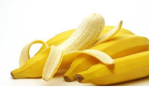 2. Chuối. Trong quả chuối chín có chứa rất nhiều chất dinh dưỡng và chất xơ tốt cho tiêu hóa, hỗ trợ sự hoạt động của nhu động ruột. Các chất dinh dưỡng này giúp mạch máu hoạt động khỏe mạnh và làm giảm chấn thương. Mỗi ngày, bạn hãy cố gắng ăn càng nhiều chuối chín càng tốt. Bạn có thể bỏ qua bữa tráng miệng và thay bằng một vài quả chuối để cân bằng thực đơn của mình.