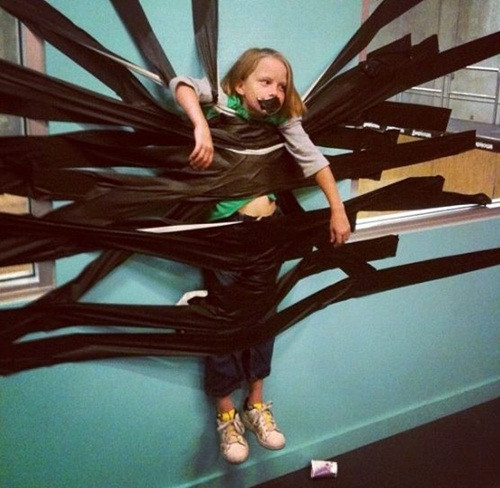 Đứa trẻ này bị buộc chặt vào mạng nhện nhân tạo do cha mẹ tạo ra để trị bệnh nói nhiều và nghịch ngợm.